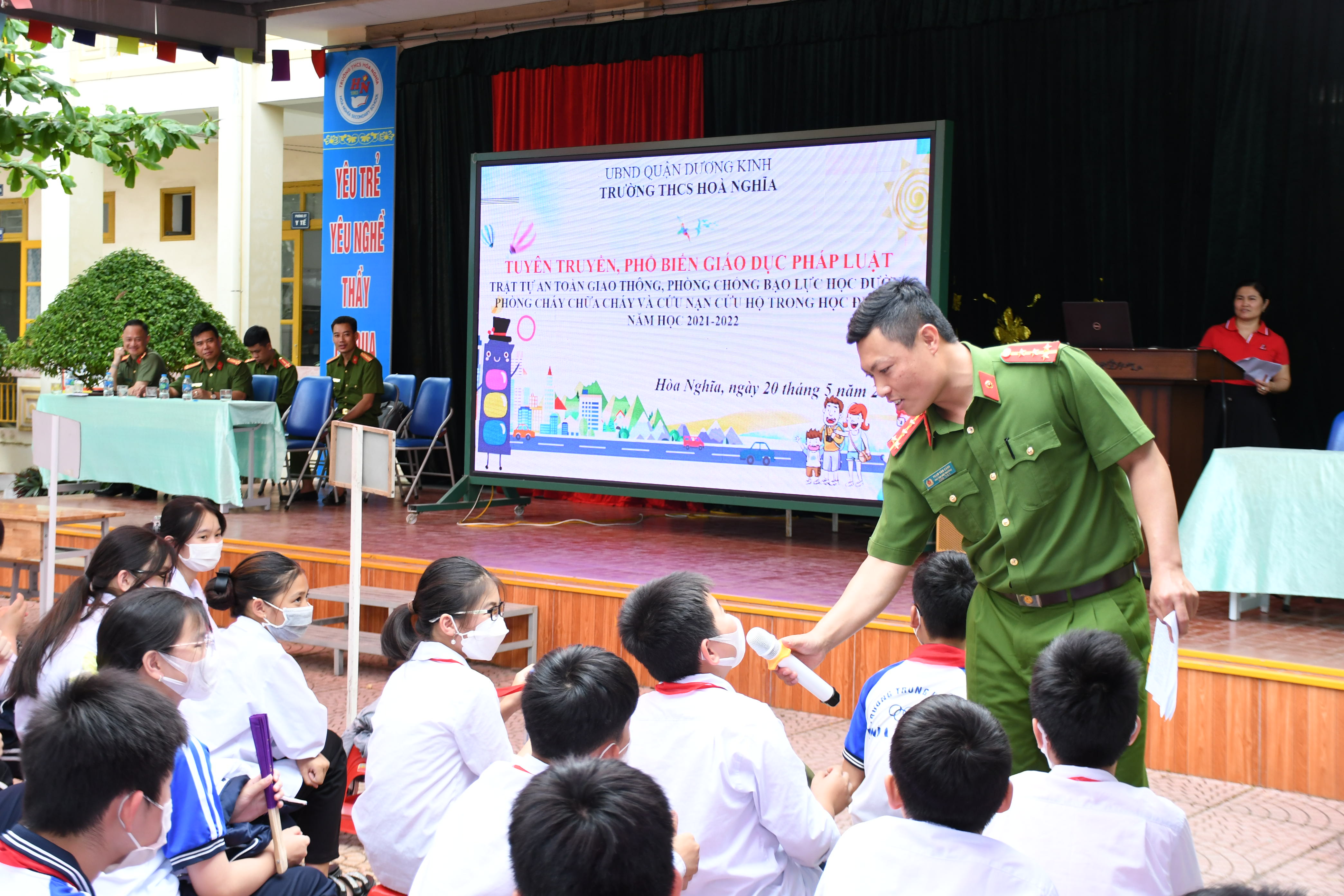 Gần 900 học sinh trường THCS Hoà Nghĩa (quận Dương Kinh) được tuyên truyền về PCCC, phòng, chống đua xe, gây rối trật tự công cộng